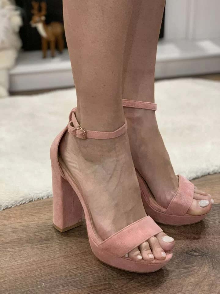 Russian girltoes in pink sandals