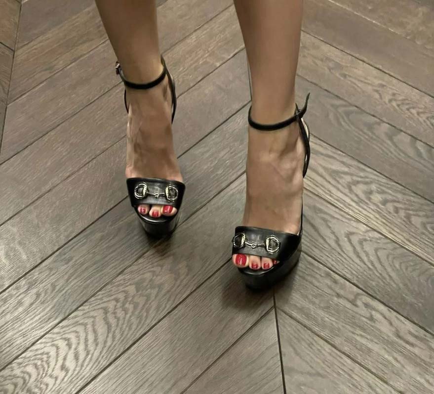 beautiful female toes