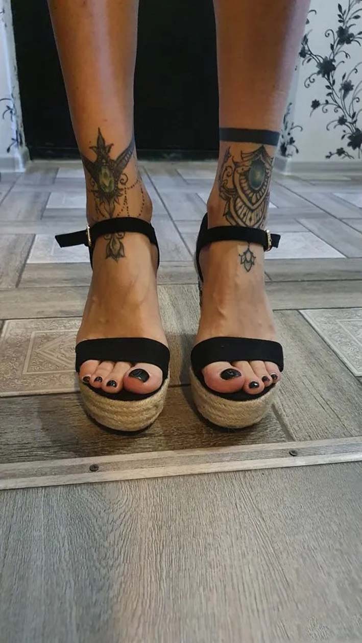 black nails on high heels sandals