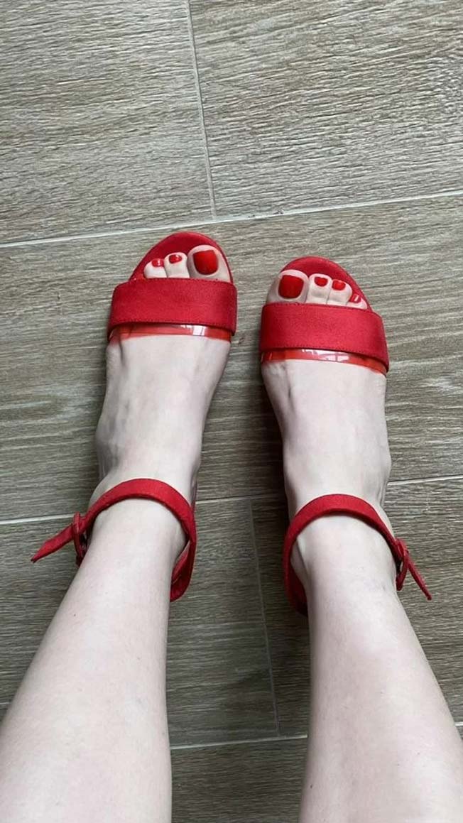 girls feet 10