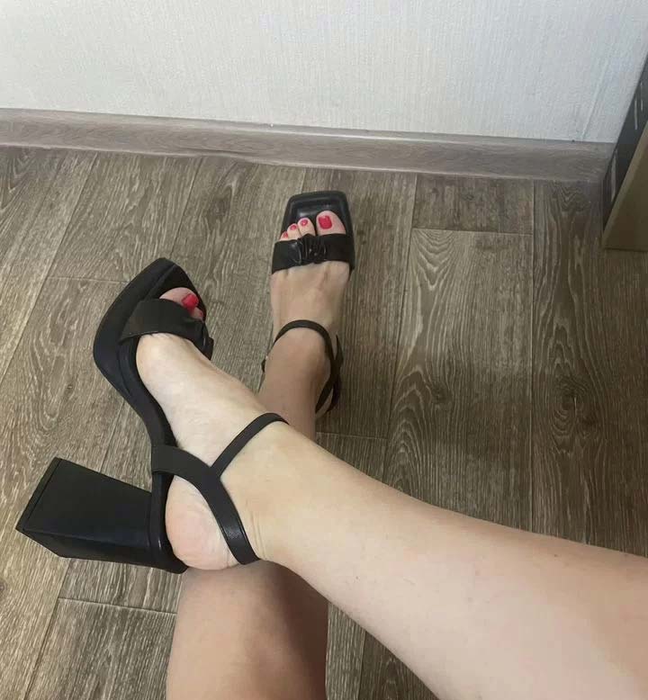 gorgeous women feet 1