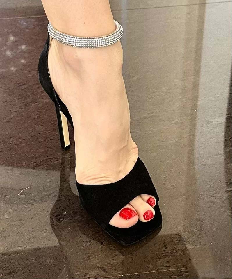 women feet 10