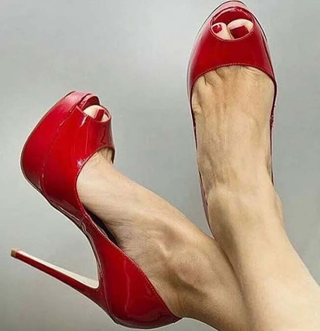 women feet 11